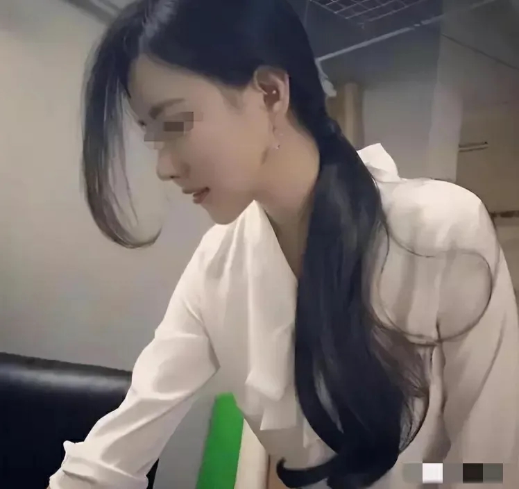 四川南充，男子在自家阳台修空调，意外撞见美女邻居正在出轨，男子拿出手机记录全过程