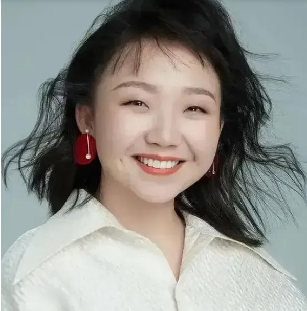 关于演员辣目洋子的六条相关信息：
1、辣目洋子，本名李嘉琦，1995年出生，内蒙