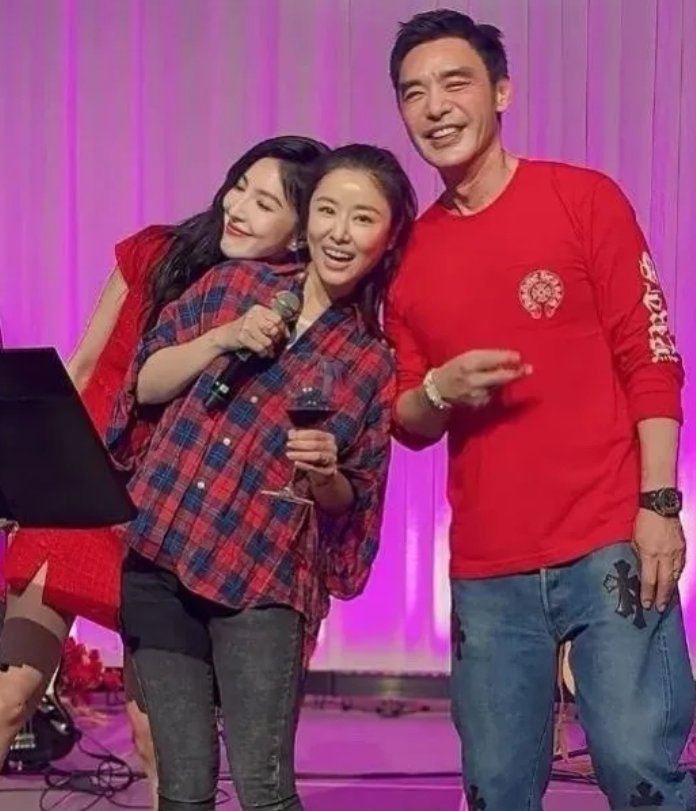 时光不败美人，著名影视明星林心如和舒淇同框，两个人都已经48岁了，但徐娘半老风韵
