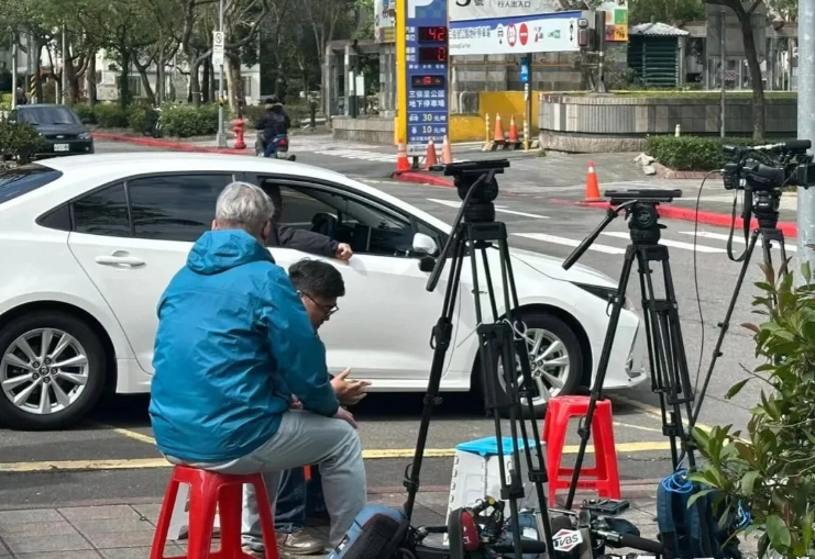 湾湾这一群媒体
一直守在汪小菲和马筱梅现在的住宅外
一是能随时捕捉到汪小菲的一举
