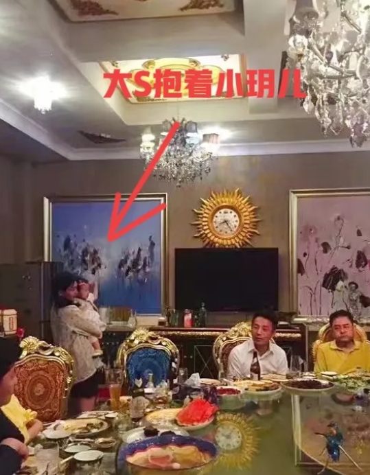 原来女明星也会在聚餐的时候抱孩子啊...

那时候汪小菲任由舆论说S不管娃，真是