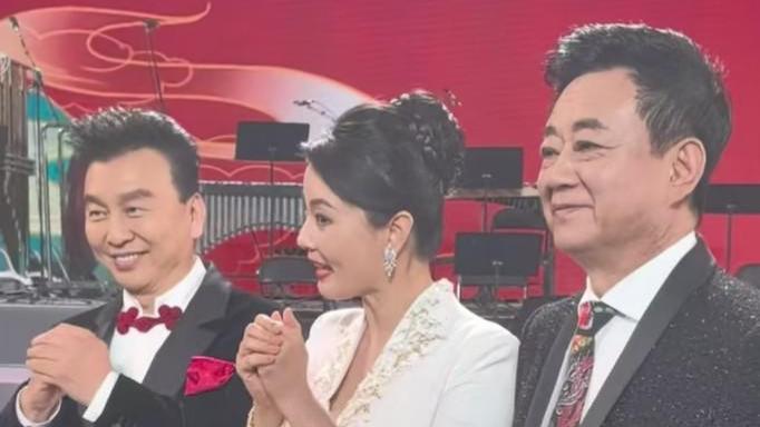 朱军复出主持晚会，与刘芳菲张泽群录视频拜年，字正腔圆苍老明显