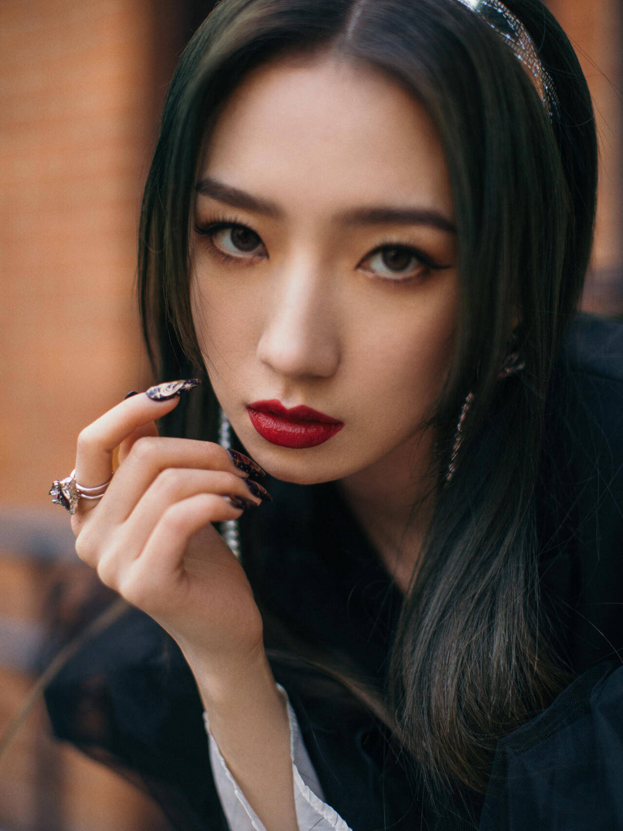 孟美岐极简西装点缀黑色云朵飘纱