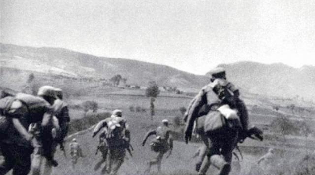 抗战时，符竹庭带着部队在鲁北过春节，交通员气喘吁吁地送来情报。符竹庭一看又惊又喜