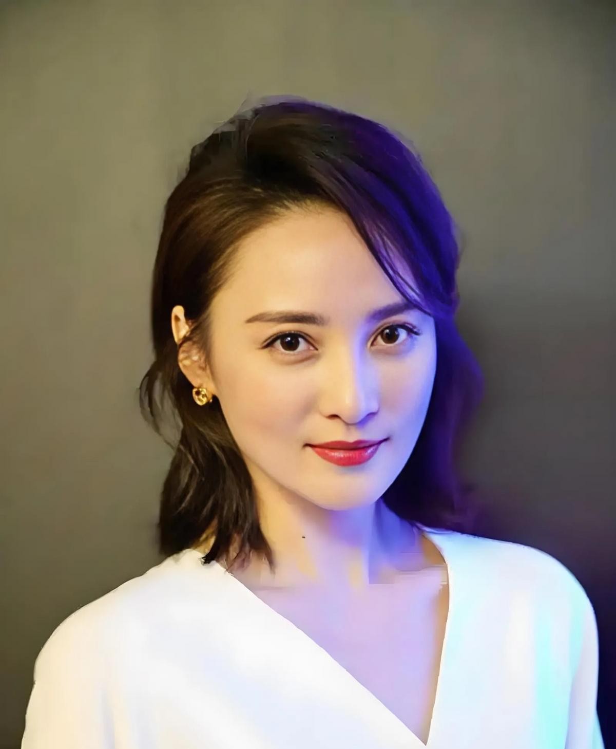 蒋勤勤说小时候很自卑努力后变自信

                      