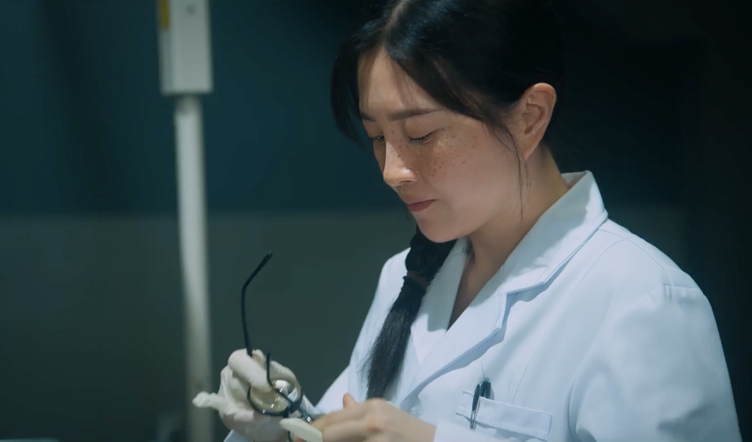 电影《超意神探》里隐藏的绝世美女，就是这个厚厚眼镜妹女法医，还有点雀斑，虽然是尽