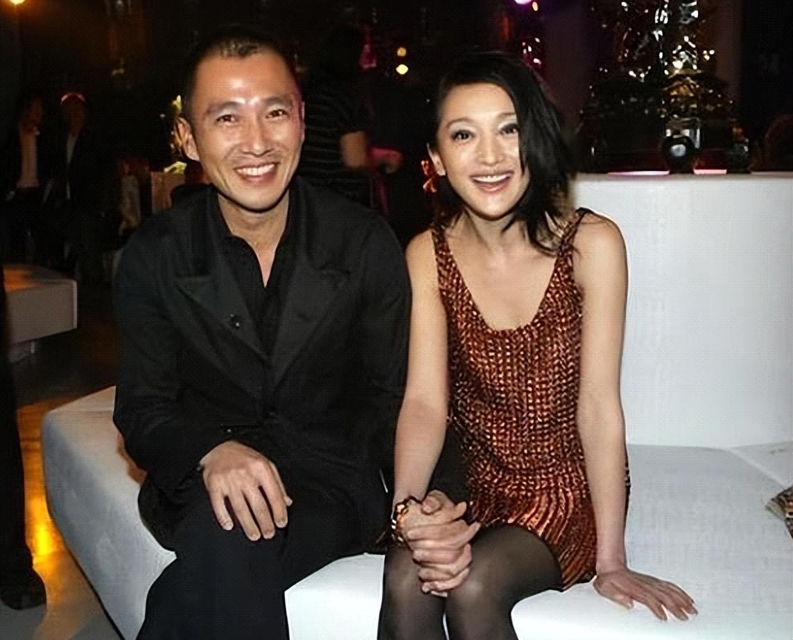主持人问导演王晶：您觉得周迅漂亮吗？
王晶：不算绝世美人，身材要啥没啥，打70分
