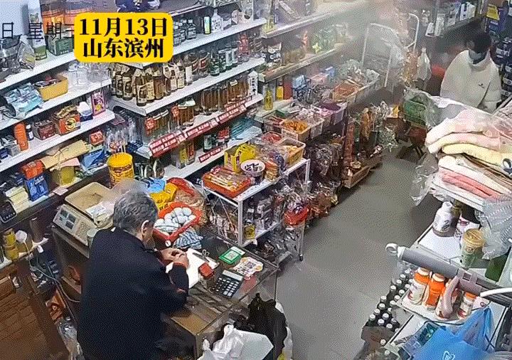 山东滨州，一80岁老奶奶在超市卖货时，遭一小伙眼疾手快的抢了柜台上的三包烟，等到