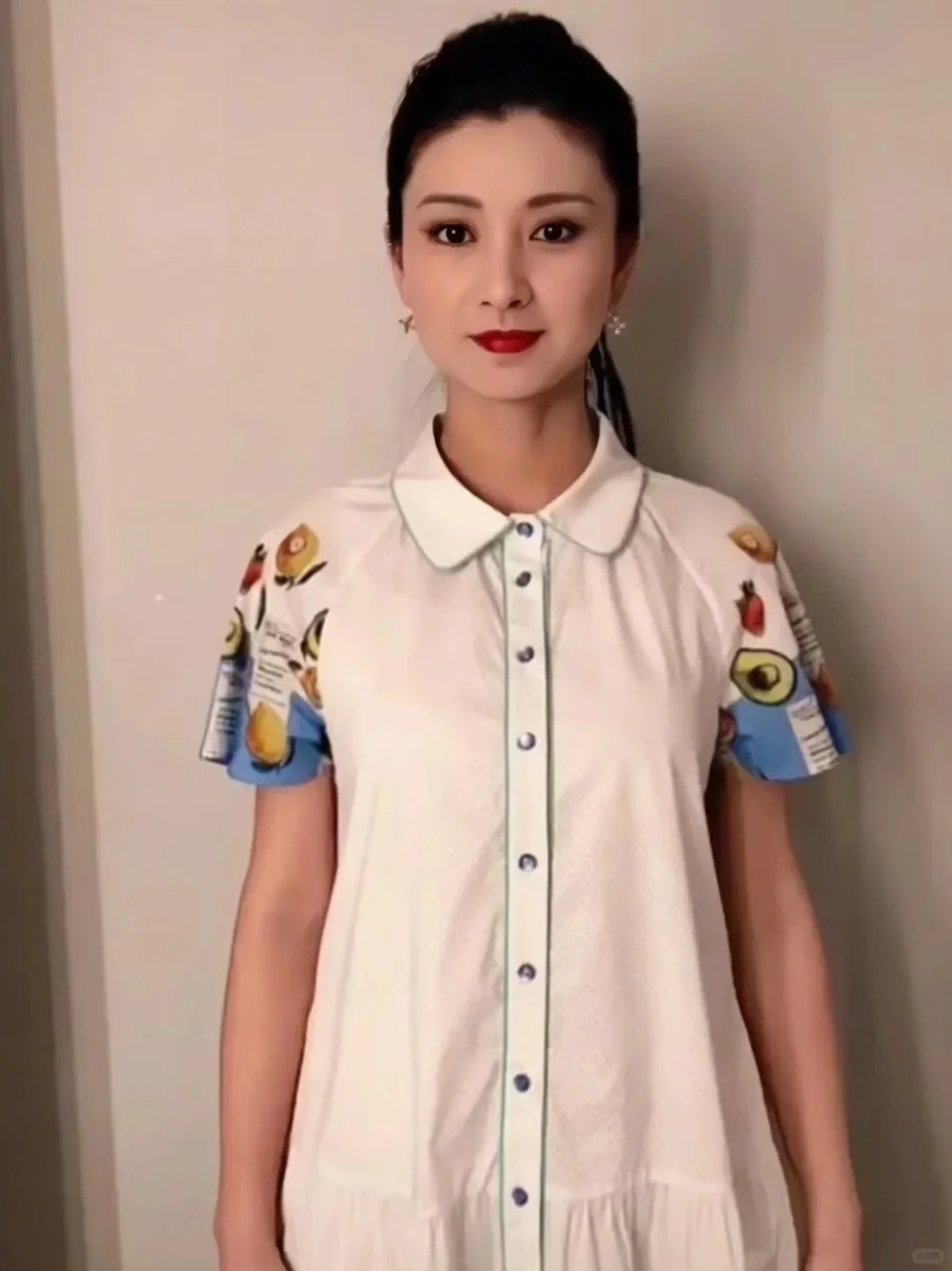 不止梅姐姐有丑衣服，嗯，每一件都各具特色，颜色让人眼前一亮。
后来我，又刷到了安