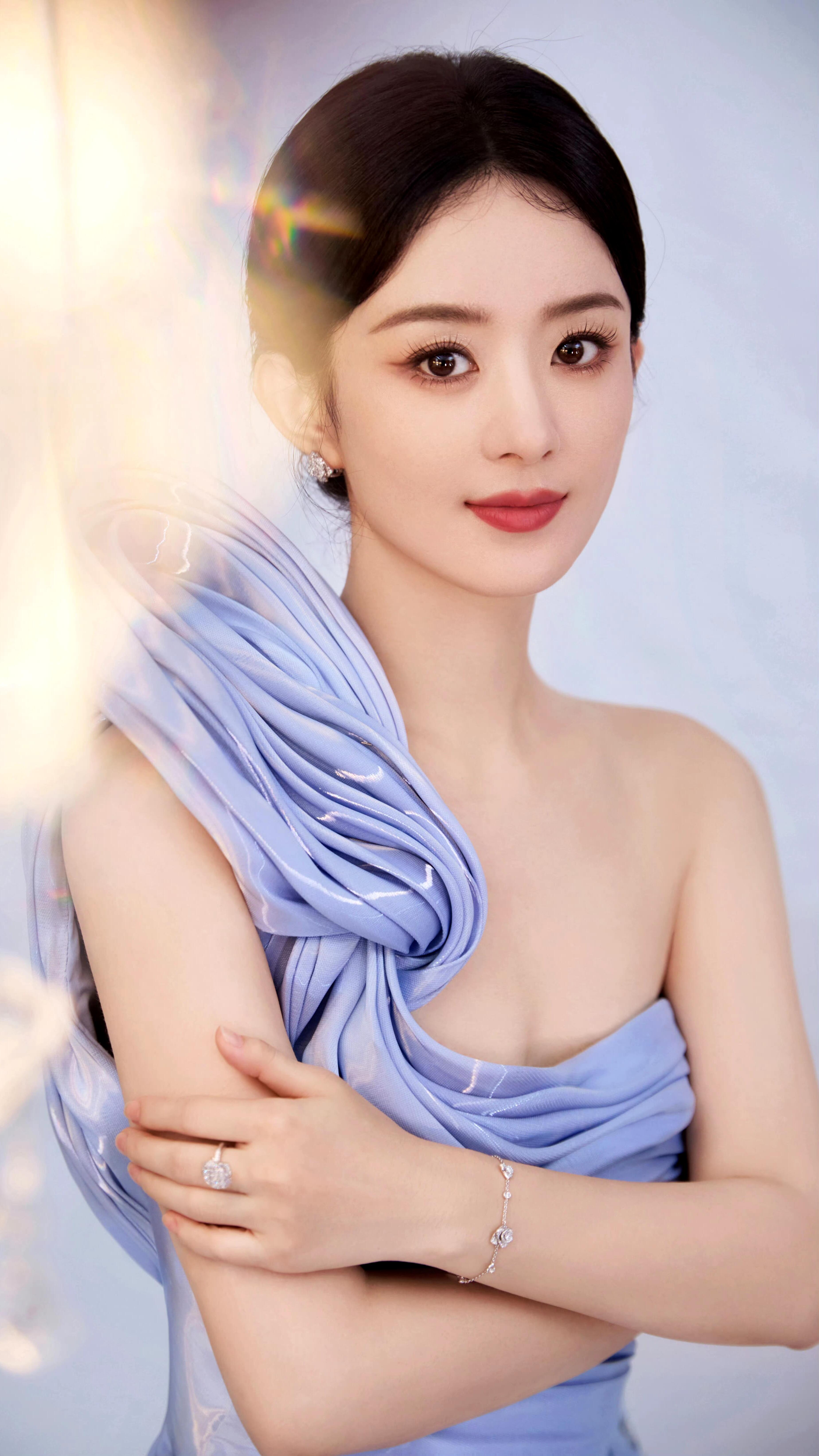 赵丽颖蓝花露肩裙，如梦如幻！