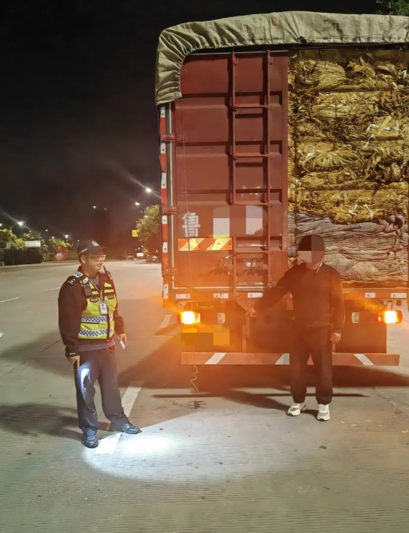 贵州毕节，一货车司机收到老板任务，运输一车7.86吨，价值37.42万元的烟叶，