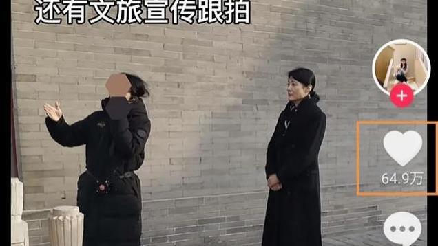 鸡窝头女士生活照被扒，原来是个大美女，她穿红色小礼服太迷人了