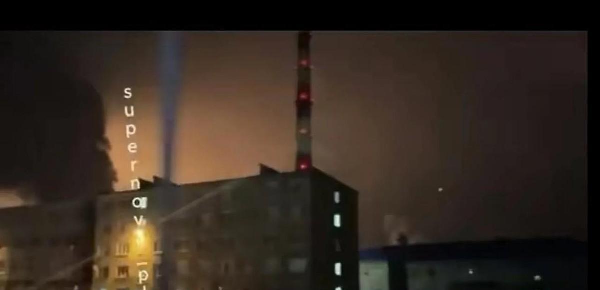 据外媒报道，24日凌晨，乌克兰出动大批量无人机对莫斯科的机场进行了轰炸。
这事儿