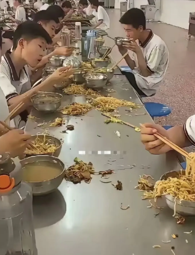 山西某中学食堂，被眼前这一幕惊呆了，餐桌上堆积如山的饭菜，难道不觉得浪费吗？
