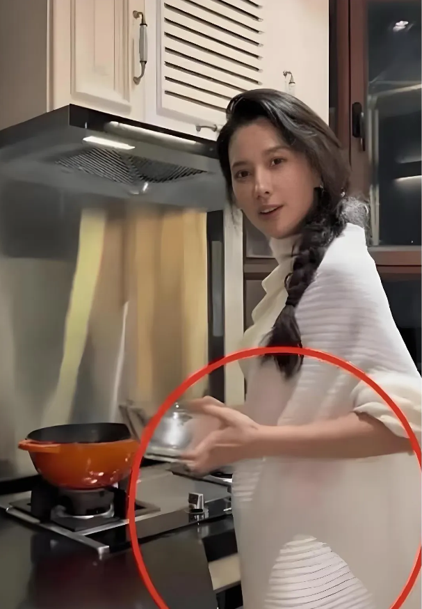 53岁的汪峰难道又要第五次升级当爹了？他小20岁的女友李巧（森林北）怀孕的照片疑