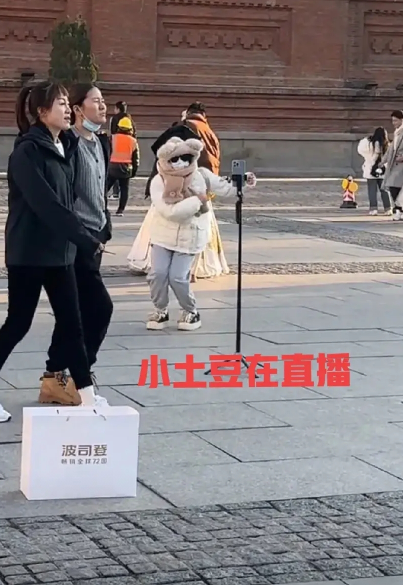 不理解，不理解！东北人懵了！
几个南方小土豆坐在寒冷的街头休息，哈尔滨市民热情的