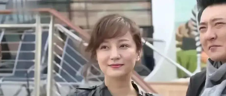 姐妹俩皆是大美女，姐姐是鲍蕾，妹妹是鲍莉，姐夫为陆毅，妹夫是郭京飞，两人都是著名