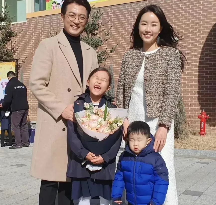 他曾经是韩国第一帅哥，在中国都一度非常火，跟当年山口百惠在中国的欢迎程度差不多，