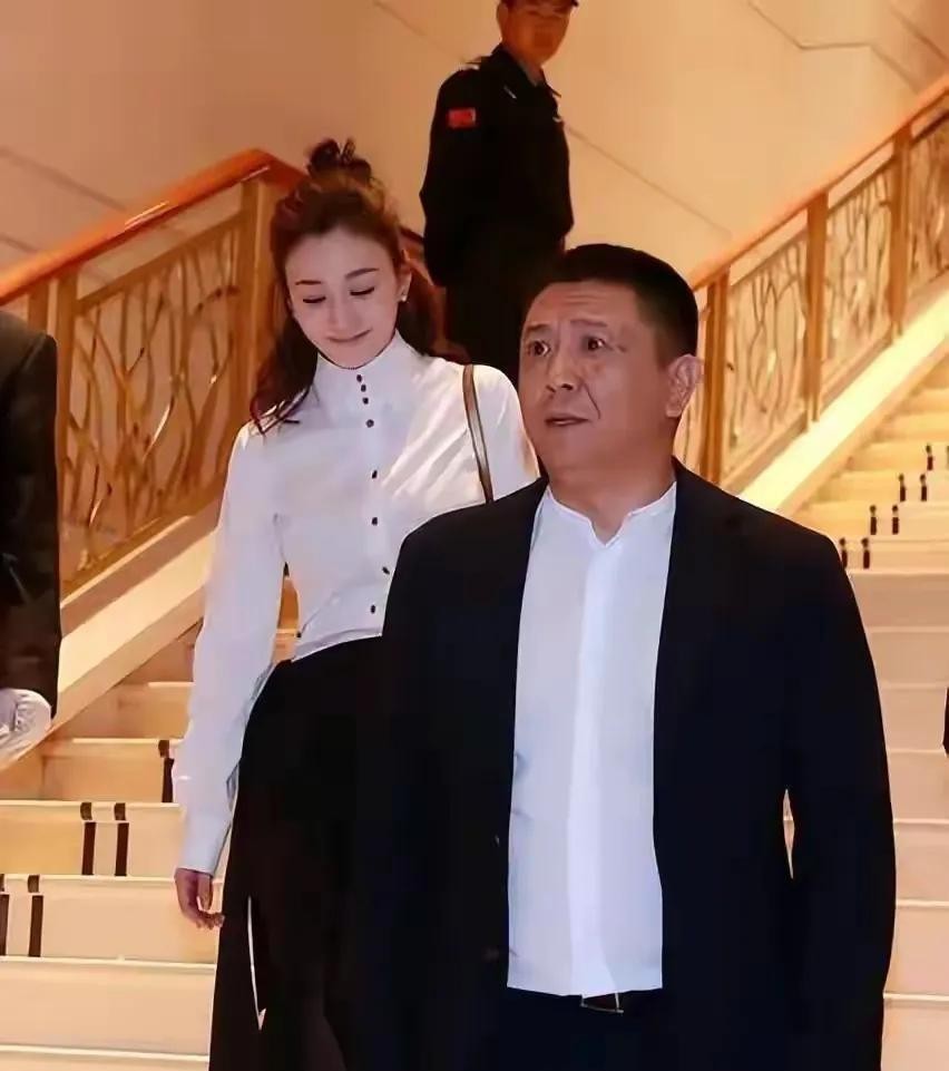 李小冉和老公同框 像两代人

                         