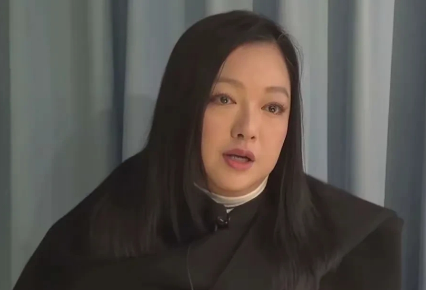 香港女明星，你记得她是谁吗？
这形象太吓人了，一脸痈肿，虎背熊腰，还宣布复出，还