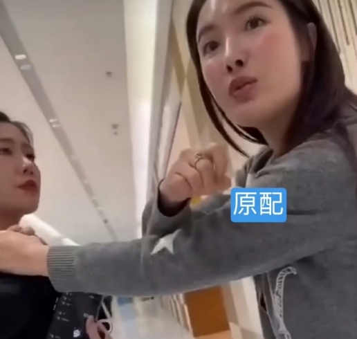 合肥银泰，原配手撕LV柜姐（疑似小三）。

这原配气质好太多了，为啥男人还要偷腥