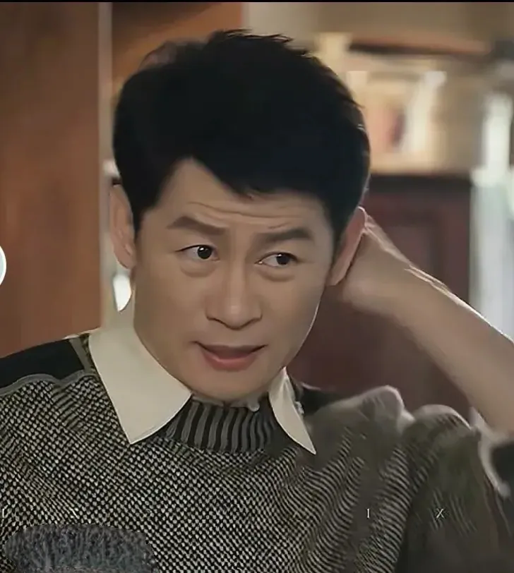李健在《六姊妹》中饰演″四姐夫”，是本色出演。他出道25年，零绯闻。他的长相，稳