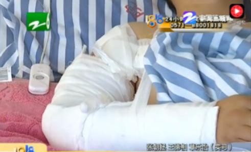 杭州萧山一KTV，男子太嚣张！服务员不跪着倒酒，直接把酒从人家头上浇下去！你猜怎