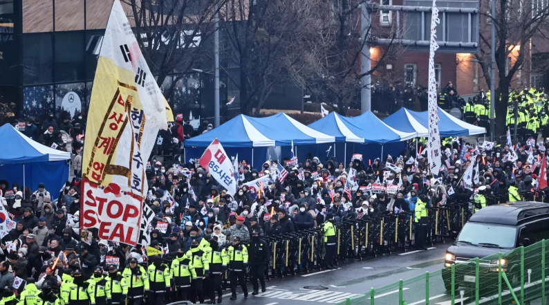 完蛋了！韩国警方这次丢大人了。韩国多部门组成的公调处逮捕总统尹锡悦无果后，主动向