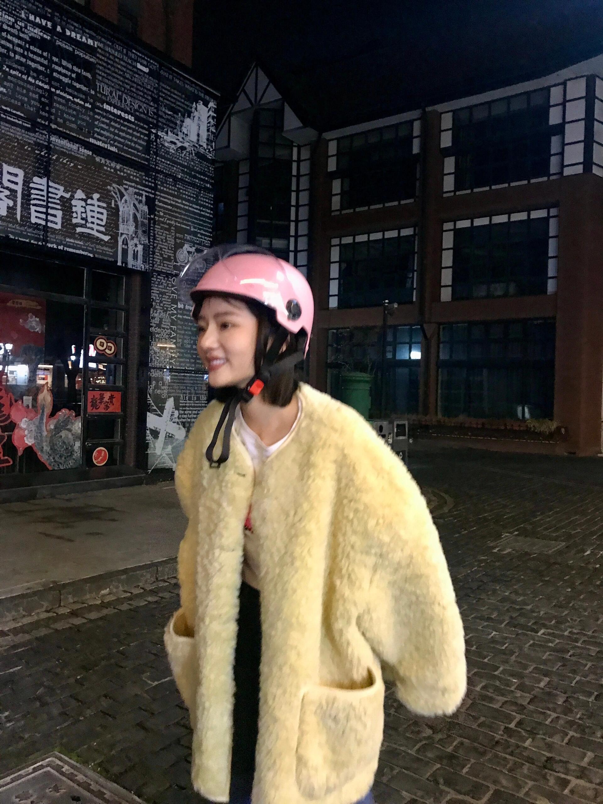 任敏路边骑车好可爱