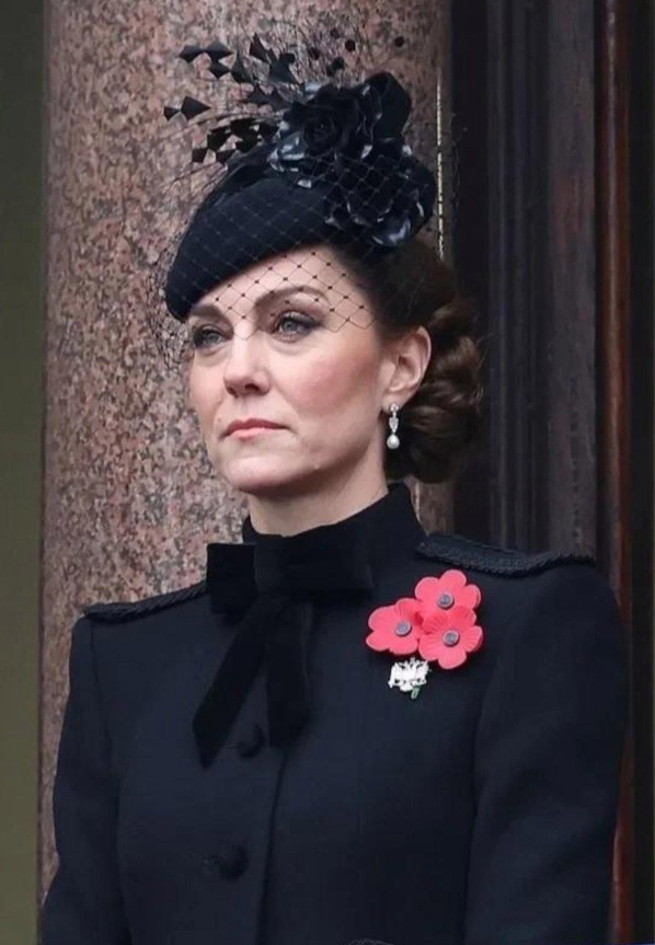 凯特王妃的面相在改变，越是靠近权利中心，越是有庄严尊贵的母仪天下气质。
以前凯特