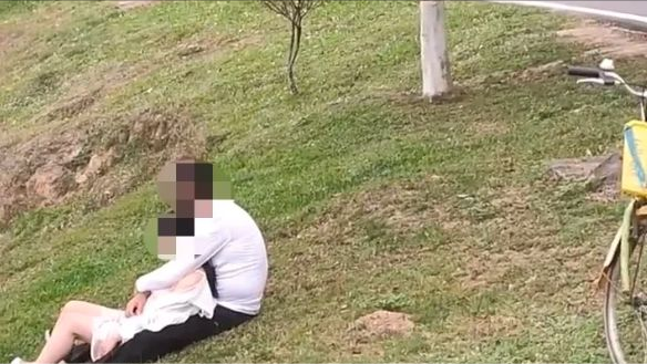 广东一名大叔和一位年轻女子在公园里做运动，这件事曝光后，有四个意想不到的情况：