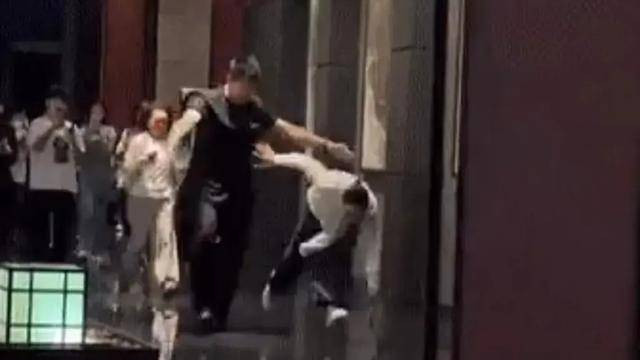 那英被粉丝追摔倒，56岁的她能否顶住“粉丝”的疯狂，网友怒言：摔出个好歹你去唱歌啊！