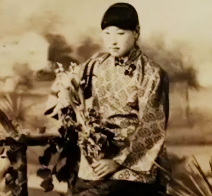 1961年，18岁马月兰被58岁伯父强娶。几个月后，伯父笑呵呵对她说：“你家妹妹