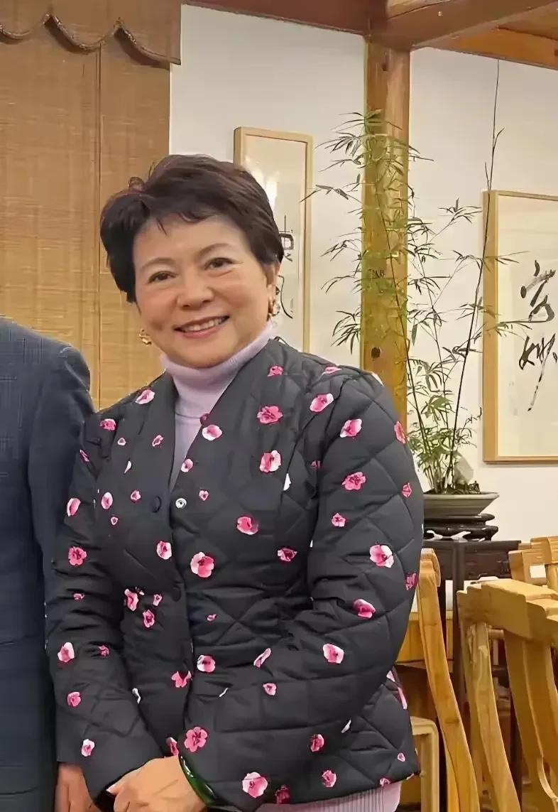 电影《喜盈门》中的小姑子老了，看起来比较富态，不过精神状态确实挺好。
她今年6