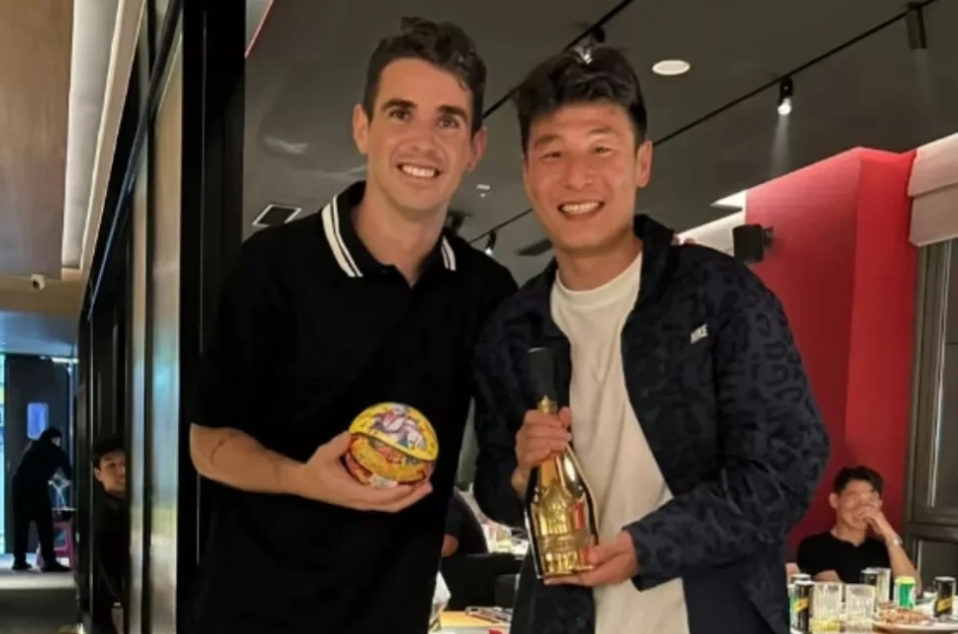 武磊出席奥斯卡组织的晚宴谈笑风生，足协杯决赛或出场！
1、武磊加油，争取足协杯决