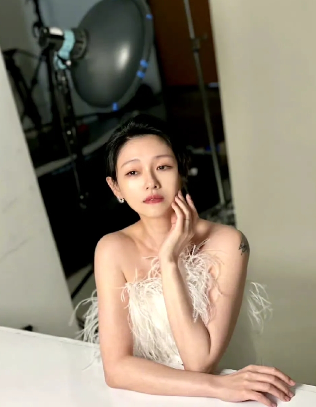 大s早前杂志拍摄花絮照，真的水灵灵的，好漂亮，好温柔，好有气质！那时和汪小菲离婚