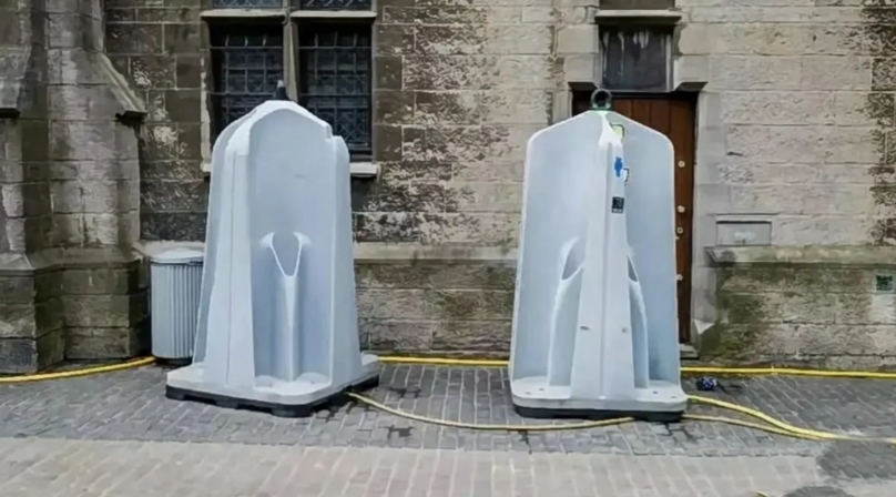 巴黎街头的开放式厕所是真的一点也不见外啊！
本以为巴黎街头飘来的都是香水味没想到