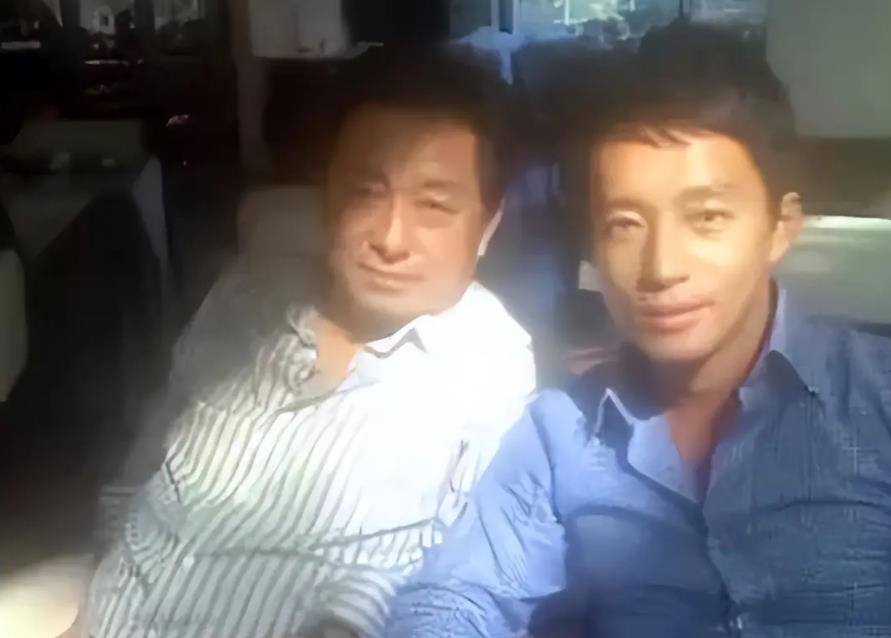 汪小菲爸爸赴台，或为孙子孙女改姓事宜，张兰直播时表示前夫已另觅新欢。大 S 被传