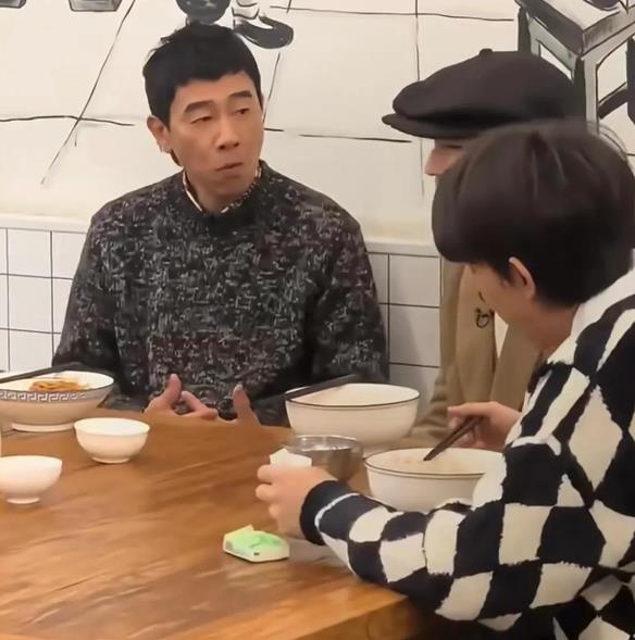 陈小春从籍籍无名打拼成知名艺人，塑造诸多经典角色。近日58岁的他在长沙面馆被偶遇