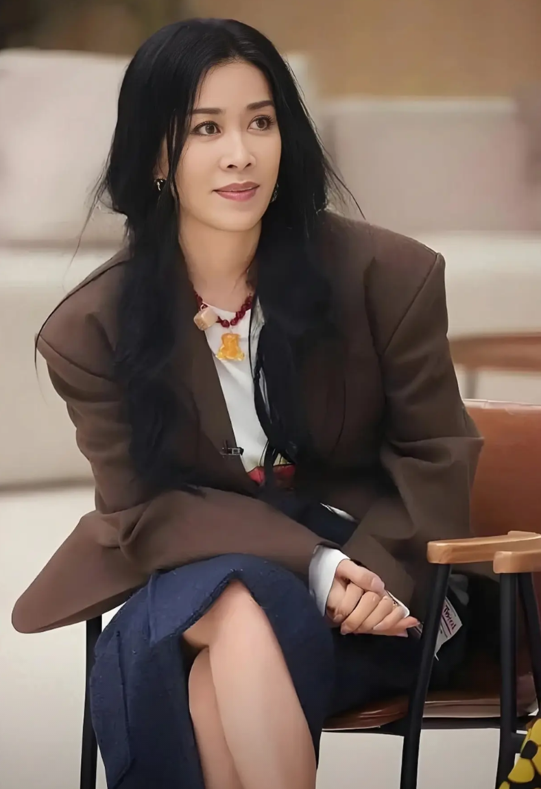 娜塔莎那英的十条个人信息：

1.她老公是孟桐（北京酒吧老板）

2.前男友是高