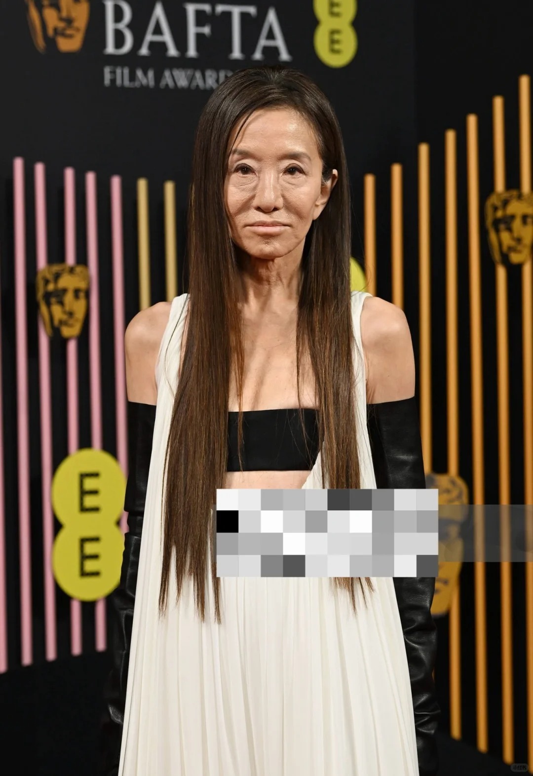 别焦虑了！74岁王薇薇最新无美颜红毯生图
Vera wang出席英国电影学院奖红