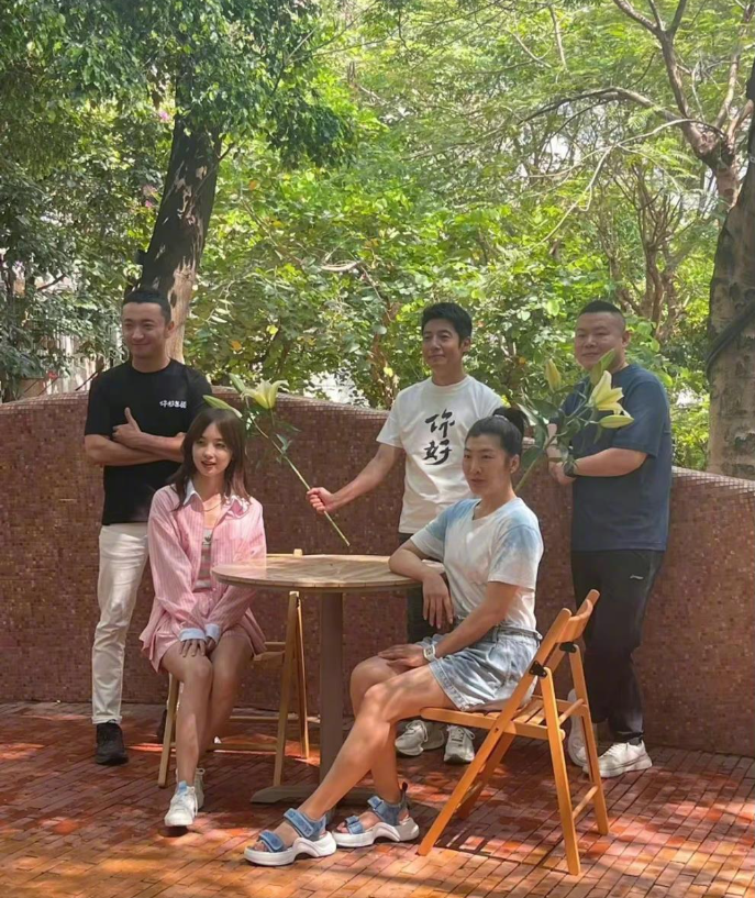 央视的主持人真的有够接地气的，撒贝宁在镜头前看起来憨态可掬，和岳云鹏站在一起，撒