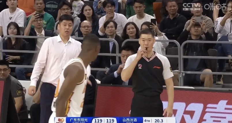 能不能要点脸！山西男篮119：121不敌广东男篮，5问主裁判张志伟。

1. 请