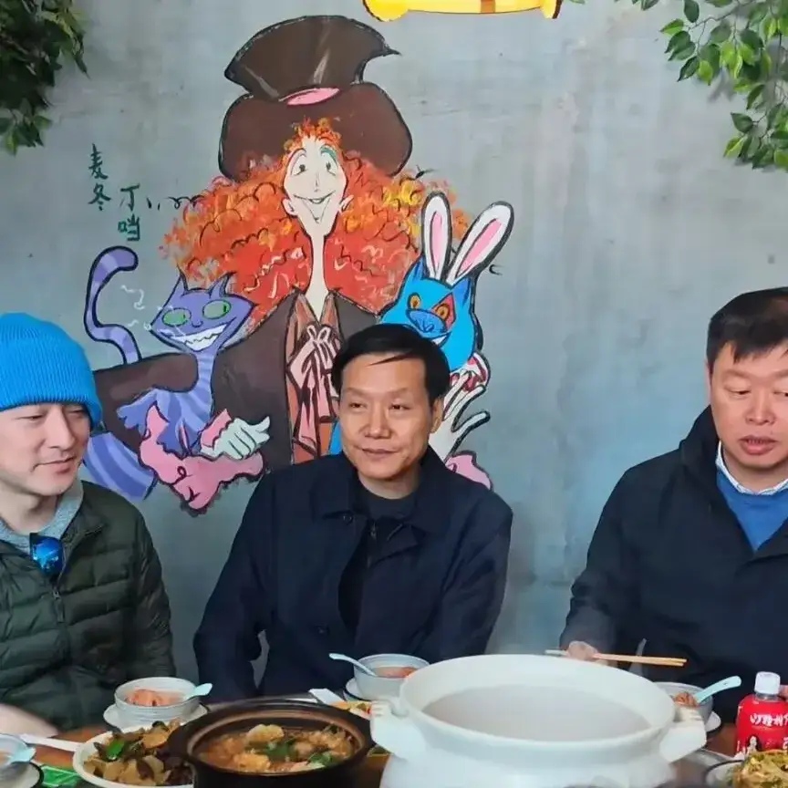 雷军和小米高管一起吃冬至大餐，但是雷总的一身造型非常像村主任出去搂席的样子！让我
