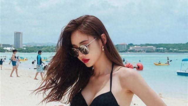黑色泳衣与海滩美学：解码时尚背后的文化隐喻