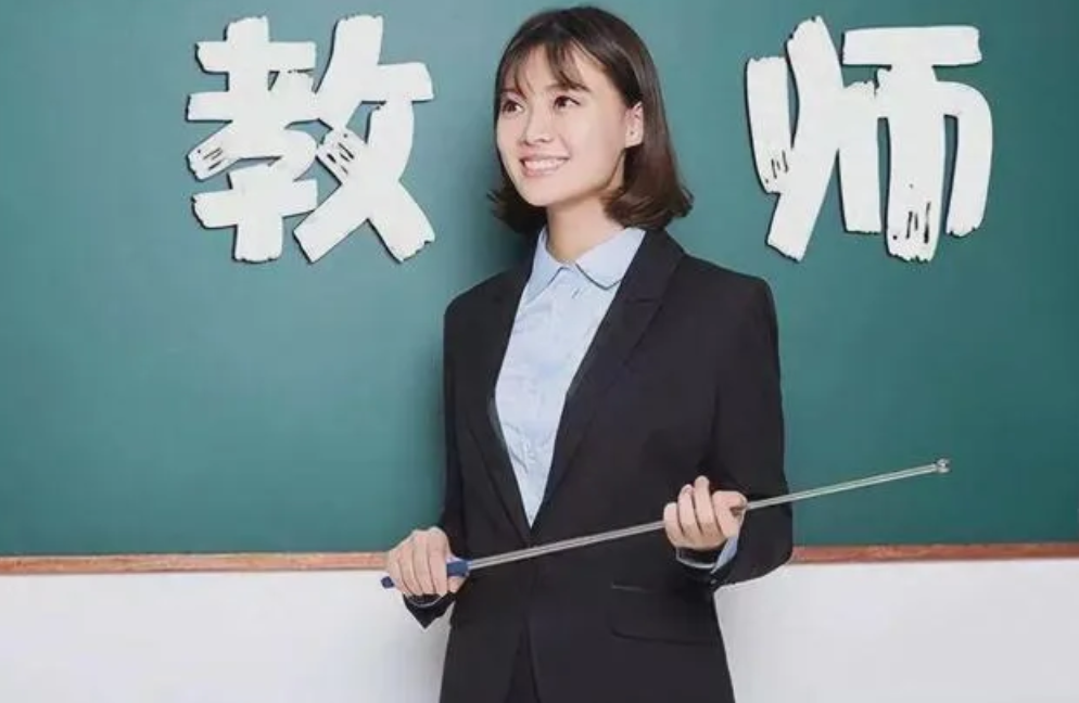 万万没想到！教师行业即将迎来“洗牌”，高学历将成为初高中老师的敲门砖。

以前我