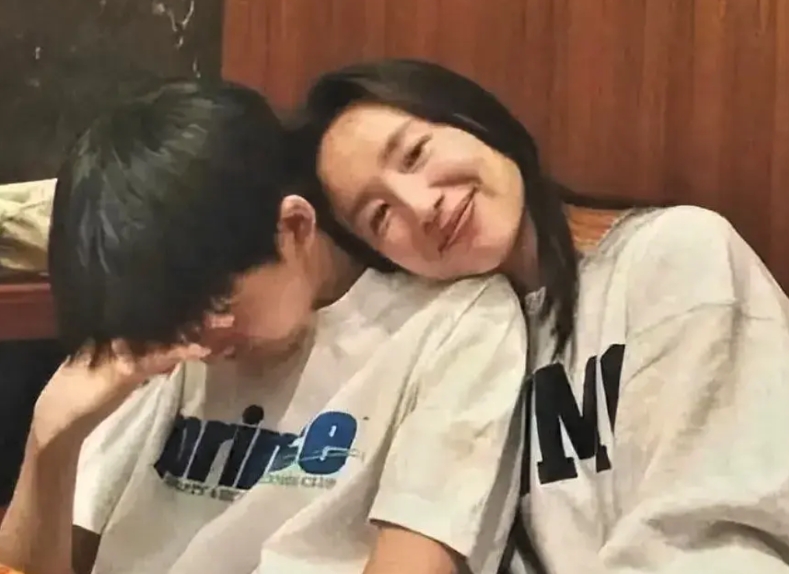 董洁这样病态极致的母爱，崩溃的应该是他儿子吧。

董洁在最新采访中透露，自己因儿