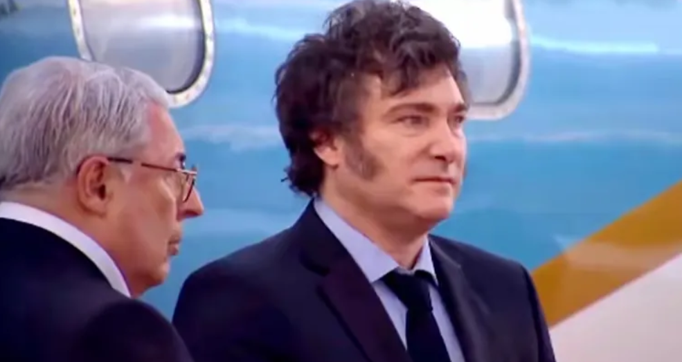 阿根廷总统米莱出席巴西G20峰会，正襟危坐，没有太多表情，打招呼也少，似乎在等待