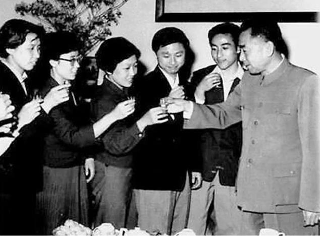1961年，乒乓球运动员被邀请来周总理家做客，聊天的过程中，周总理还说要请他们吃