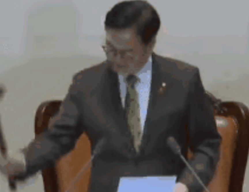 果不其然，狗咬狗一嘴毛，弹劾总统案侥幸通过！